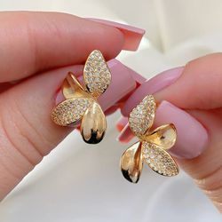 Brinco meia flor liso om detalhes na micro zircôni... - Lojas das Revendedoras