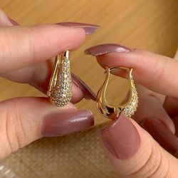 Brinco de argola formato gota cravejada - B85392 - Lojas das Revendedoras