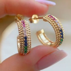 Brinco de argola craquelado com zircônias colorida... - Lojas das Revendedoras