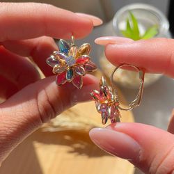 Brinco argola de flor na zircônia com ponto de luz... - Lojas das Revendedoras