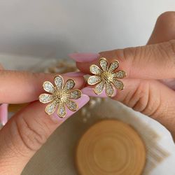 Brinco de flor com pétalas trabalhada - B9818 - Lojas das Revendedoras