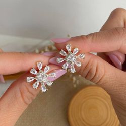 Brinco de flor com zircônia - B9835 - Lojas das Revendedoras