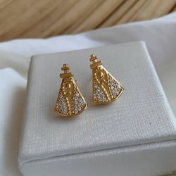 Brinco De Nossa Senhora Cravejado Na Micro Zircôni... - Lojas das Revendedoras