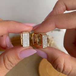 Brinco argola quadrada cravejada - B85475 - Lojas das Revendedoras