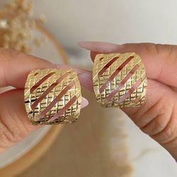 Brinco quadrado vazado texturizado - B85590 - Lojas das Revendedoras