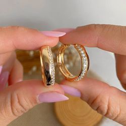 Brinco de argola trabalhada na micro zircônia - B... - Lojas das Revendedoras
