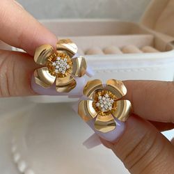 Brinco de flor com zircônia - B85450 - Lojas das Revendedoras
