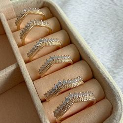 Anel coroa cravejado com zircônias (CADA) - A9414 - Lojas das Revendedoras