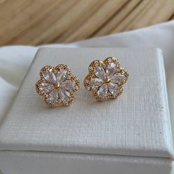 Brinco de flor com detalhes na zircônia - B85412 - Lojas das Revendedoras