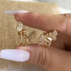 Brinco Ear Cuff de borboletas trabalhadas - B8554 - Lojas das Revendedoras