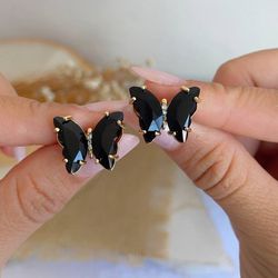 Brinco de borboleta na zircônia preta - B85580 - Lojas das Revendedoras