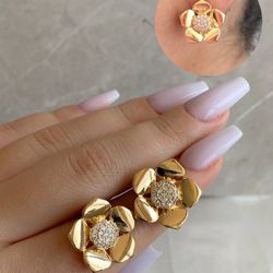 Brinco de flor com detalhes na micro zircônia - B... - Lojas das Revendedoras