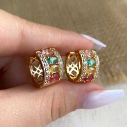 Brinco de argola trabalhada na zircônia - B85539 - Lojas das Revendedoras