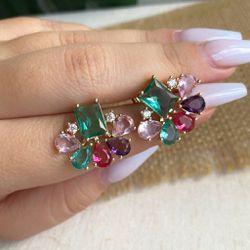 Brinco de flor com zircônia coloridas - B9850 - Lojas das Revendedoras