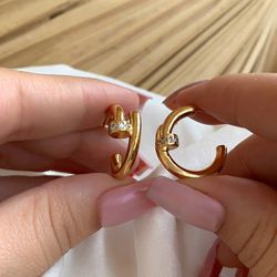 Brinco de prego com detalhe em micro zircônia - B6... - Lojas das Revendedoras
