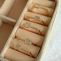 Anel com detalhes quadrados de zircônia (cada) - A... - Lojas das Revendedoras