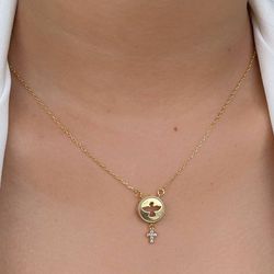 Colar de espirito santo com uma cruz com detalhes ... - Lojas das Revendedoras