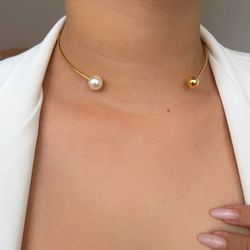 Choker de aro liso com detalhe com esfera e perola... - Lojas das Revendedoras