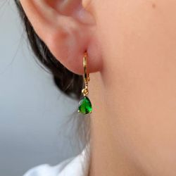 Brinco de argola com zircônia formato gota - B856... - Lojas das Revendedoras