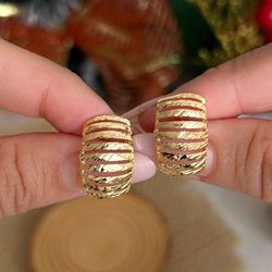 Brinco de argola com textura - B85601 - Lojas das Revendedoras