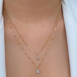 Colar duplo com ponto de luz no formato gota (cada... - Lojas das Revendedoras