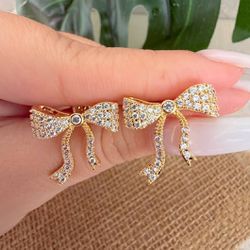 Brinco de laço cravejado - B85575 - Lojas das Revendedoras