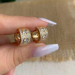 Brinco de argola trabalhado na zircônia - B9857 - Lojas das Revendedoras