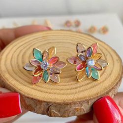 Brinco de flor trabalhado na zircônia - B85525 - Lojas das Revendedoras