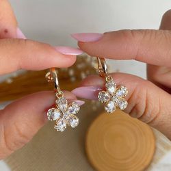 Brinco de argola com flor trabalhada na zircônia ... - Lojas das Revendedoras