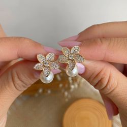 Brinco de perola com flor cravejada - B9825 - Lojas das Revendedoras
