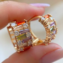 Brinco de argola cravejada com zircônias coloridas... - Lojas das Revendedoras