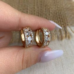 Brinco de argola cravejada na zircônia - B85544 - Lojas das Revendedoras