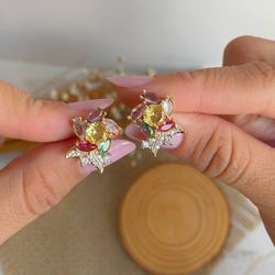 Brinco de flor trabalhado na zircônia - B9814 - Lojas das Revendedoras