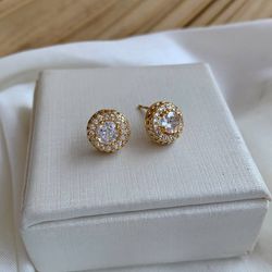 Brinco trabalhado na zircônia - B85407 - Lojas das Revendedoras