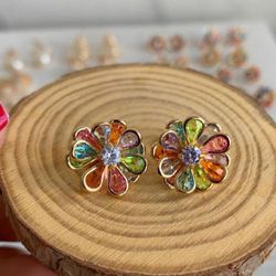 Brinco de flor zircônia colorida - B85527 - Lojas das Revendedoras