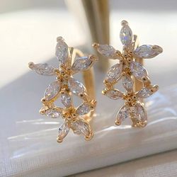 Brinco de Argola flor na zircônia - B85368 - Lojas das Revendedoras
