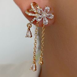 Brinco de flor com detalhes na zircônia - B85588 - Lojas das Revendedoras