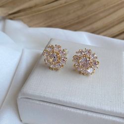 Brinco de flor com zircônias - B85442 - Lojas das Revendedoras