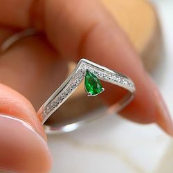 Anel com detalhe em zircônia verde prata 925 - A92... - Lojas das Revendedoras