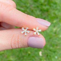 Brinco De Flor Pequeno Na Navete - B10063 - Lojas das Revendedoras