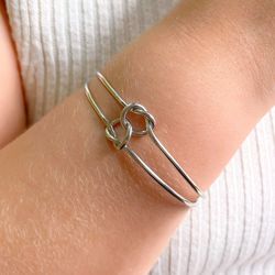 Bracelete Com Detalhe De Nó Rodio Branco - P7156 - Lojas das Revendedoras