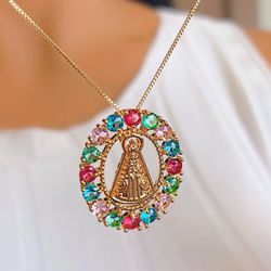 Colar Nossa Senhora Com Detalhe Na Zircônia Colori... - Lojas das Revendedoras