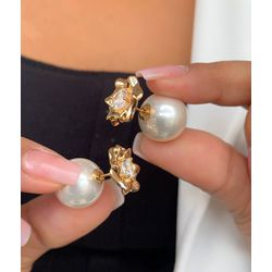 Brinco de flor com detalhe perola LUXO - B9783 - Lojas das Revendedoras
