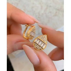 Brinco argolinha de gota cravejada - B8423 - Lojas das Revendedoras