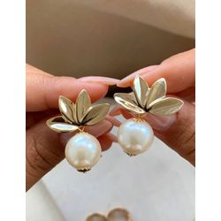 Brinco De Flor Detalhe De Perola - B547 - Lojas das Revendedoras
