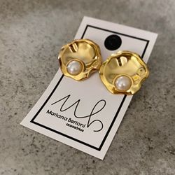 Brinco concha orgânica com pérola - 00091 - Mariana Bertoni Acessórios