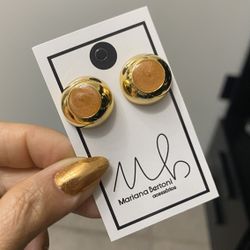 Brinco bóton caramelo - 000302 - Mariana Bertoni Acessórios