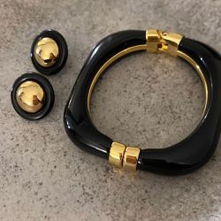 Bracelete Cubo Preto em Acrílico e Metal Banhado -... - Mariana Bertoni Acessórios