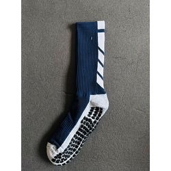 MEIA COM ANTIDERRAPANTE - COR AZUL MARINHO - M1010... - MONOWI 