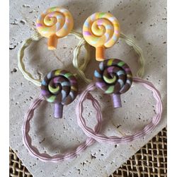 KIT COM 4 ELÁSTICOS PARA CABELO - TEMA PIRULITO - ... - MONOWI 